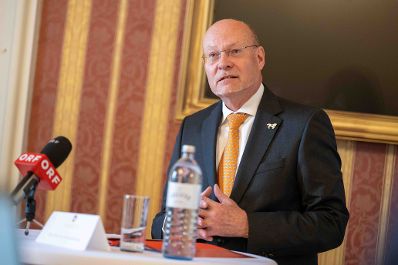 Die fr&uuml;here Chefin des Hofburg-Kongresszentrums in Wien, Alexandra Kaszay, wird neue Chefin der Spanischen Hofreitschule. Sie wurde am Dienstag bei einem Medientermin mit Landwirtschaftsminister Norbert Totschnig und dem Aufsichtsratsvorsitzenden der Spanischen Hofreitschule, Michael Enzinger, pr&auml;sentiert.