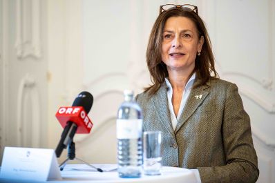 Die fr&uuml;here Chefin des Hofburg-Kongresszentrums in Wien, Alexandra Kaszay, wird neue Chefin der Spanischen Hofreitschule. Sie wurde am Dienstag bei einem Medientermin mit Landwirtschaftsminister Norbert Totschnig und dem Aufsichtsratsvorsitzenden der Spanischen Hofreitschule, Michael Enzinger, pr&auml;sentiert.