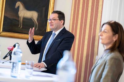 Die fr&uuml;here Chefin des Hofburg-Kongresszentrums in Wien, Alexandra Kaszay, wird neue Chefin der Spanischen Hofreitschule. Sie wurde am Dienstag bei einem Medientermin mit Landwirtschaftsminister Norbert Totschnig und dem Aufsichtsratsvorsitzenden der Spanischen Hofreitschule, Michael Enzinger, pr&auml;sentiert.