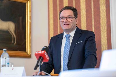 Die fr&uuml;here Chefin des Hofburg-Kongresszentrums in Wien, Alexandra Kaszay, wird neue Chefin der Spanischen Hofreitschule. Sie wurde am Dienstag bei einem Medientermin mit Landwirtschaftsminister Norbert Totschnig und dem Aufsichtsratsvorsitzenden der Spanischen Hofreitschule, Michael Enzinger, pr&auml;sentiert.