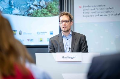 Bei einer Pressekonferenz im Regierungsgeb&auml;ude am Stubenring pr&auml;sentierte Bundesminister Norbert Totschnig die Zwischenergebnisse der Studie "Wasser im Klimawandel".