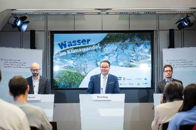 Bei einer Pressekonferenz im Regierungsgeb&auml;ude am Stubenring pr&auml;sentierte Bundesminister Norbert Totschnig die Zwischenergebnisse der Studie "Wasser im Klimawandel".