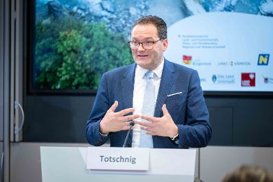 Bei einer Pressekonferenz im Regierungsgeb&auml;ude am Stubenring pr&auml;sentierte Bundesminister Norbert Totschnig die Zwischenergebnisse der Studie "Wasser im Klimawandel".