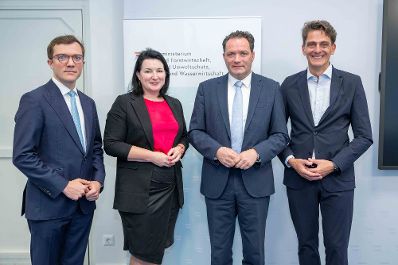 Bei der Pressekonferenz "Wirtschaftsfaktoren Wald und Holz" wurde die Studie des Forschungsinstituts Econmove pr&auml;sentiert.
