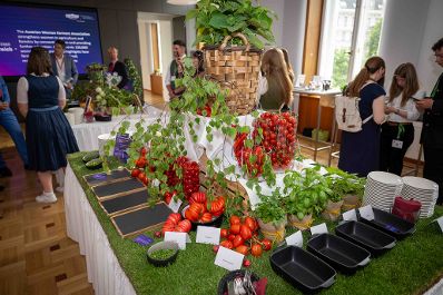 Im Rahmen des Eurovision Song Contest lud Bundesminister Norbert Totschnig zum Side-Event &bdquo;The Sound of Europe, the Taste of Austria&ldquo; ins Landwirtschaftsministerium am Stubenring internationale G&auml;ste sowie Delegationen der teilnehmenden Nationen ein.