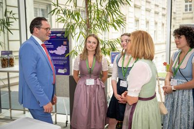 Im Rahmen des Eurovision Song Contest lud Bundesminister Norbert Totschnig zum Side-Event &bdquo;The Sound of Europe, the Taste of Austria&ldquo; ins Landwirtschaftsministerium am Stubenring internationale G&auml;ste sowie Delegationen der teilnehmenden Nationen ein.