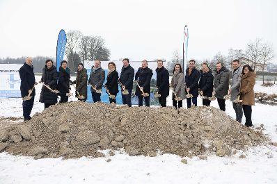 HBM Totschnig, LH Stelzer, LRin Langer-Weninger und LR Kaineder hielten Ansprachen zum Spatenstich des Renaturierungsprojektes der Krems