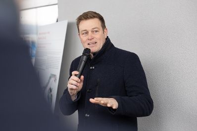 HBM Totschnig, LH Stelzer, LRin Langer-Weninger und LR Kaineder hielten Ansprachen zum Spatenstich des Renaturierungsprojektes der Krems