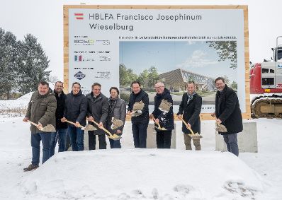 Landwirtschaftsminister Norbert Totschnig und Nieder&ouml;sterreichs Landeshauptfrau-Stellvertreter Stephan Pernkopf nahmen am Montag, den 16. Februar 2026, den Spatenstich f&uuml;r das neue Geb&auml;ude am Schulgel&auml;nde vor.