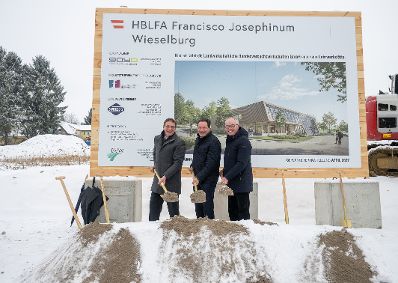 Landwirtschaftsminister Norbert Totschnig und Nieder&ouml;sterreichs Landeshauptfrau-Stellvertreter Stephan Pernkopf nahmen am Montag, den 16. Februar 2026, den Spatenstich f&uuml;r das neue Geb&auml;ude am Schulgel&auml;nde vor.