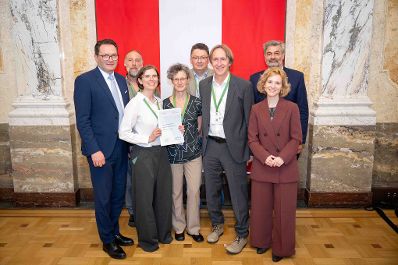 Bundesministerin Eva-Maria Holzleitner und Bundesminister Norbert Totschnig verliehen den Sustainability Award im Regierungsgeb&auml;ude am Stubenring.
