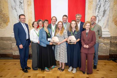 Bundesministerin Eva-Maria Holzleitner und Bundesminister Norbert Totschnig verliehen den Sustainability Award im Regierungsgeb&auml;ude am Stubenring.