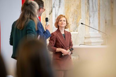 Bundesministerin Eva-Maria Holzleitner und Bundesminister Norbert Totschnig verliehen den Sustainability Award im Regierungsgeb&auml;ude am Stubenring.