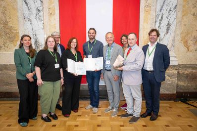 Bundesministerin Eva-Maria Holzleitner und Bundesminister Norbert Totschnig verliehen den Sustainability Award im Regierungsgeb&auml;ude am Stubenring.