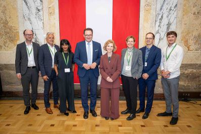 Bundesministerin Eva-Maria Holzleitner und Bundesminister Norbert Totschnig verliehen den Sustainability Award im Regierungsgeb&auml;ude am Stubenring.