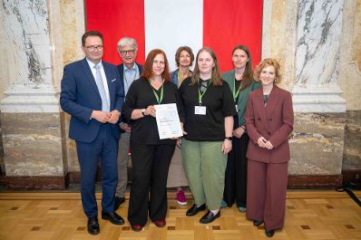 Bundesministerin Eva-Maria Holzleitner und Bundesminister Norbert Totschnig verliehen den Sustainability Award im Regierungsgeb&auml;ude am Stubenring.