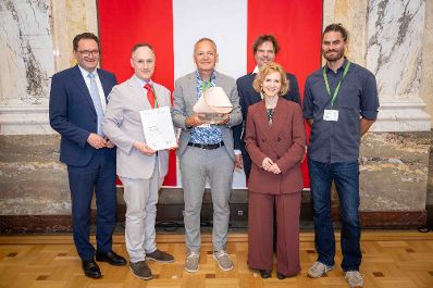Bundesministerin Eva-Maria Holzleitner und Bundesminister Norbert Totschnig verliehen den Sustainability Award im Regierungsgeb&auml;ude am Stubenring.
