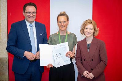 Bundesministerin Eva-Maria Holzleitner und Bundesminister Norbert Totschnig verliehen den Sustainability Award im Regierungsgeb&auml;ude am Stubenring.
