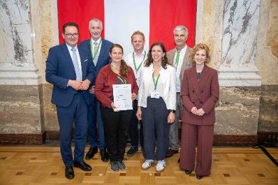 Bundesministerin Eva-Maria Holzleitner und Bundesminister Norbert Totschnig verliehen den Sustainability Award im Regierungsgeb&auml;ude am Stubenring.