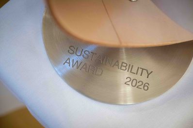 Bundesministerin Eva-Maria Holzleitner und Bundesminister Norbert Totschnig verliehen den Sustainability Award im Regierungsgeb&auml;ude am Stubenring.