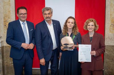 Bundesministerin Eva-Maria Holzleitner und Bundesminister Norbert Totschnig verliehen den Sustainability Award im Regierungsgeb&auml;ude am Stubenring.