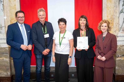 Bundesministerin Eva-Maria Holzleitner und Bundesminister Norbert Totschnig verliehen den Sustainability Award im Regierungsgeb&auml;ude am Stubenring.