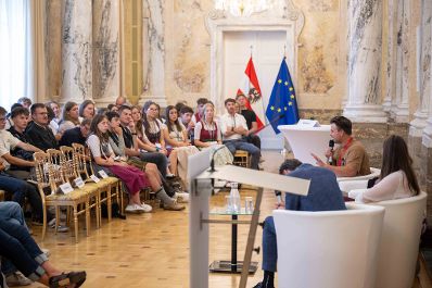 Anl&auml;sslich des "Tag der Demokratie" lud Bundesminister Norbert Totschnig Sch&uuml;lerinnen und Sch&uuml;ler aus landwirtschaftlichen Schulen in das Ministerium am Stubenring ein.