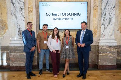 Anl&auml;sslich des "Tag der Demokratie" lud Bundesminister Norbert Totschnig Sch&uuml;lerinnen und Sch&uuml;ler aus landwirtschaftlichen Schulen in das Ministerium am Stubenring ein.
