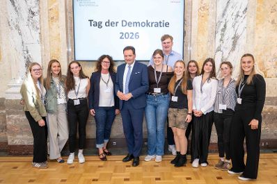 Anl&auml;sslich des "Tag der Demokratie" lud Bundesminister Norbert Totschnig Sch&uuml;lerinnen und Sch&uuml;ler aus landwirtschaftlichen Schulen in das Ministerium am Stubenring ein.
