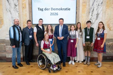 Anl&auml;sslich des "Tag der Demokratie" lud Bundesminister Norbert Totschnig Sch&uuml;lerinnen und Sch&uuml;ler aus landwirtschaftlichen Schulen in das Ministerium am Stubenring ein.