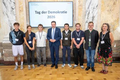 Anl&auml;sslich des "Tag der Demokratie" lud Bundesminister Norbert Totschnig Sch&uuml;lerinnen und Sch&uuml;ler aus landwirtschaftlichen Schulen in das Ministerium am Stubenring ein.