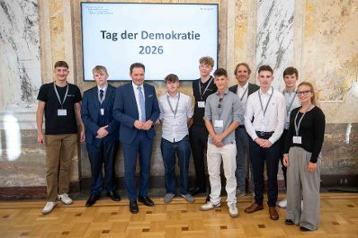 Anl&auml;sslich des "Tag der Demokratie" lud Bundesminister Norbert Totschnig Sch&uuml;lerinnen und Sch&uuml;ler aus landwirtschaftlichen Schulen in das Ministerium am Stubenring ein.