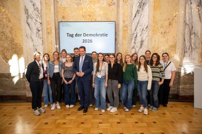 Anl&auml;sslich des "Tag der Demokratie" lud Bundesminister Norbert Totschnig Sch&uuml;lerinnen und Sch&uuml;ler aus landwirtschaftlichen Schulen in das Ministerium am Stubenring ein.