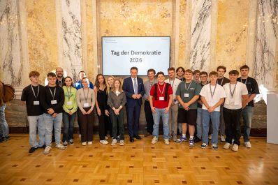 Anl&auml;sslich des "Tag der Demokratie" lud Bundesminister Norbert Totschnig Sch&uuml;lerinnen und Sch&uuml;ler aus landwirtschaftlichen Schulen in das Ministerium am Stubenring ein.