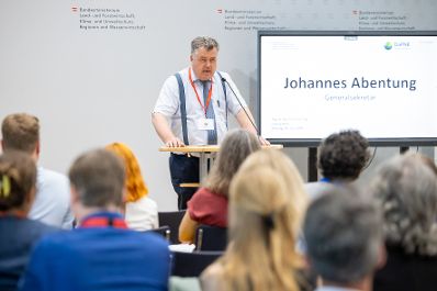 Unter dem Motto &bdquo;Forschung, die ankommt&ldquo; diskutierten Expertinnen und Experten aus Wissenschaft, Verwaltung, Medien und Praxis in der Wiener Urania &uuml;ber die Bedeutung von Wissenschaftskommunikation, Wissenstransfer und den Dialog mit der Gesellschaft.