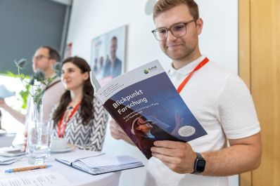 Unter dem Motto &bdquo;Forschung, die ankommt&ldquo; diskutierten Expertinnen und Experten aus Wissenschaft, Verwaltung, Medien und Praxis in der Wiener Urania &uuml;ber die Bedeutung von Wissenschaftskommunikation, Wissenstransfer und den Dialog mit der Gesellschaft.
