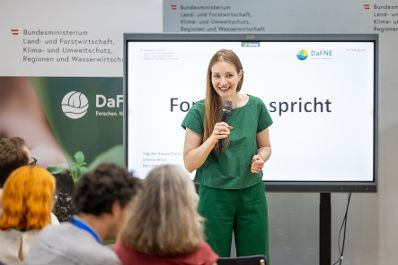 Unter dem Motto &bdquo;Forschung, die ankommt&ldquo; diskutierten Expertinnen und Experten aus Wissenschaft, Verwaltung, Medien und Praxis in der Wiener Urania &uuml;ber die Bedeutung von Wissenschaftskommunikation, Wissenstransfer und den Dialog mit der Gesellschaft.