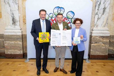 Bundesminister Norbert Totschnig verlieh das &Ouml;sterreichische Umweltzeichen an Unternehmen, die besonders nachhaltig wirtschaften. Die Umweltzeichenverleihung fand im Marmorsaal des Regierungsgeb&auml;udes am Stubenring statt.