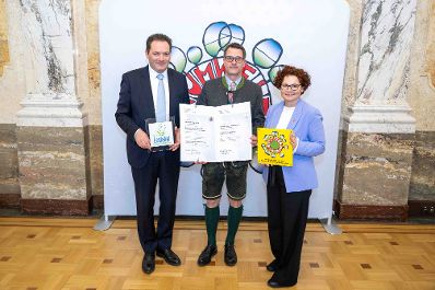 Bundesminister Norbert Totschnig verlieh das &Ouml;sterreichische Umweltzeichen an Unternehmen, die besonders nachhaltig wirtschaften. Die Umweltzeichenverleihung fand im Marmorsaal des Regierungsgeb&auml;udes am Stubenring statt.