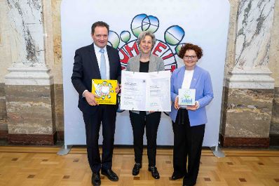 Bundesminister Norbert Totschnig verlieh das &Ouml;sterreichische Umweltzeichen an Unternehmen, die besonders nachhaltig wirtschaften. Die Umweltzeichenverleihung fand im Marmorsaal des Regierungsgeb&auml;udes am Stubenring statt.