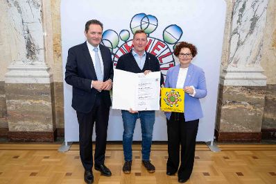 Bundesminister Norbert Totschnig verlieh das &Ouml;sterreichische Umweltzeichen an Unternehmen, die besonders nachhaltig wirtschaften. Die Umweltzeichenverleihung fand im Marmorsaal des Regierungsgeb&auml;udes am Stubenring statt.