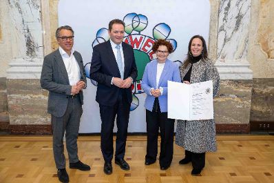 Bundesminister Norbert Totschnig verlieh das &Ouml;sterreichische Umweltzeichen an Unternehmen, die besonders nachhaltig wirtschaften. Die Umweltzeichenverleihung fand im Marmorsaal des Regierungsgeb&auml;udes am Stubenring statt.