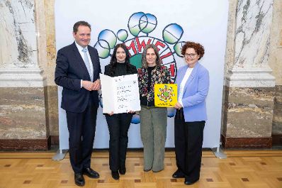 Bundesminister Norbert Totschnig verlieh das &Ouml;sterreichische Umweltzeichen an Unternehmen, die besonders nachhaltig wirtschaften. Die Umweltzeichenverleihung fand im Marmorsaal des Regierungsgeb&auml;udes am Stubenring statt.