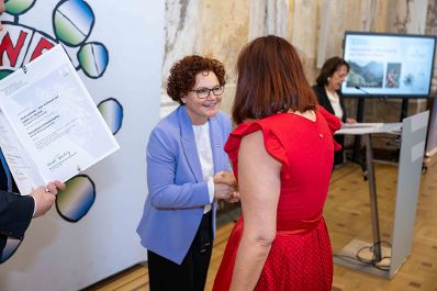 Bundesminister Norbert Totschnig verlieh das &Ouml;sterreichische Umweltzeichen an Unternehmen, die besonders nachhaltig wirtschaften. Die Umweltzeichenverleihung fand im Marmorsaal des Regierungsgeb&auml;udes am Stubenring statt.