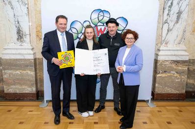 Bundesminister Norbert Totschnig verlieh das &Ouml;sterreichische Umweltzeichen an Unternehmen, die besonders nachhaltig wirtschaften. Die Umweltzeichenverleihung fand im Marmorsaal des Regierungsgeb&auml;udes am Stubenring statt.