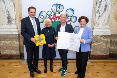 Bundesminister Norbert Totschnig verlieh das &Ouml;sterreichische Umweltzeichen an Unternehmen, die besonders nachhaltig wirtschaften. Die Umweltzeichenverleihung fand im Marmorsaal des Regierungsgeb&auml;udes am Stubenring statt.