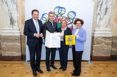 Bundesminister Norbert Totschnig verlieh das &Ouml;sterreichische Umweltzeichen an Unternehmen, die besonders nachhaltig wirtschaften. Die Umweltzeichenverleihung fand im Marmorsaal des Regierungsgeb&auml;udes am Stubenring statt.