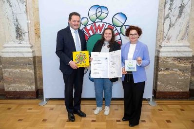 Bundesminister Norbert Totschnig verlieh das &Ouml;sterreichische Umweltzeichen an Unternehmen, die besonders nachhaltig wirtschaften. Die Umweltzeichenverleihung fand im Marmorsaal des Regierungsgeb&auml;udes am Stubenring statt.