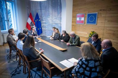 Herr Bundesminister Norbert Totschnig empfing das Blumenb&uuml;ro &Ouml;sterreich sowie eine Sch&uuml;lerin und einen Sch&uuml;ler der HBLFA Sch&ouml;nbrunn.