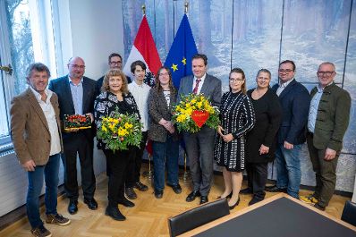 Herr Bundesminister Norbert Totschnig empfing das Blumenb&uuml;ro &Ouml;sterreich sowie eine Sch&uuml;lerin und einen Sch&uuml;ler der HBLFA Sch&ouml;nbrunn.